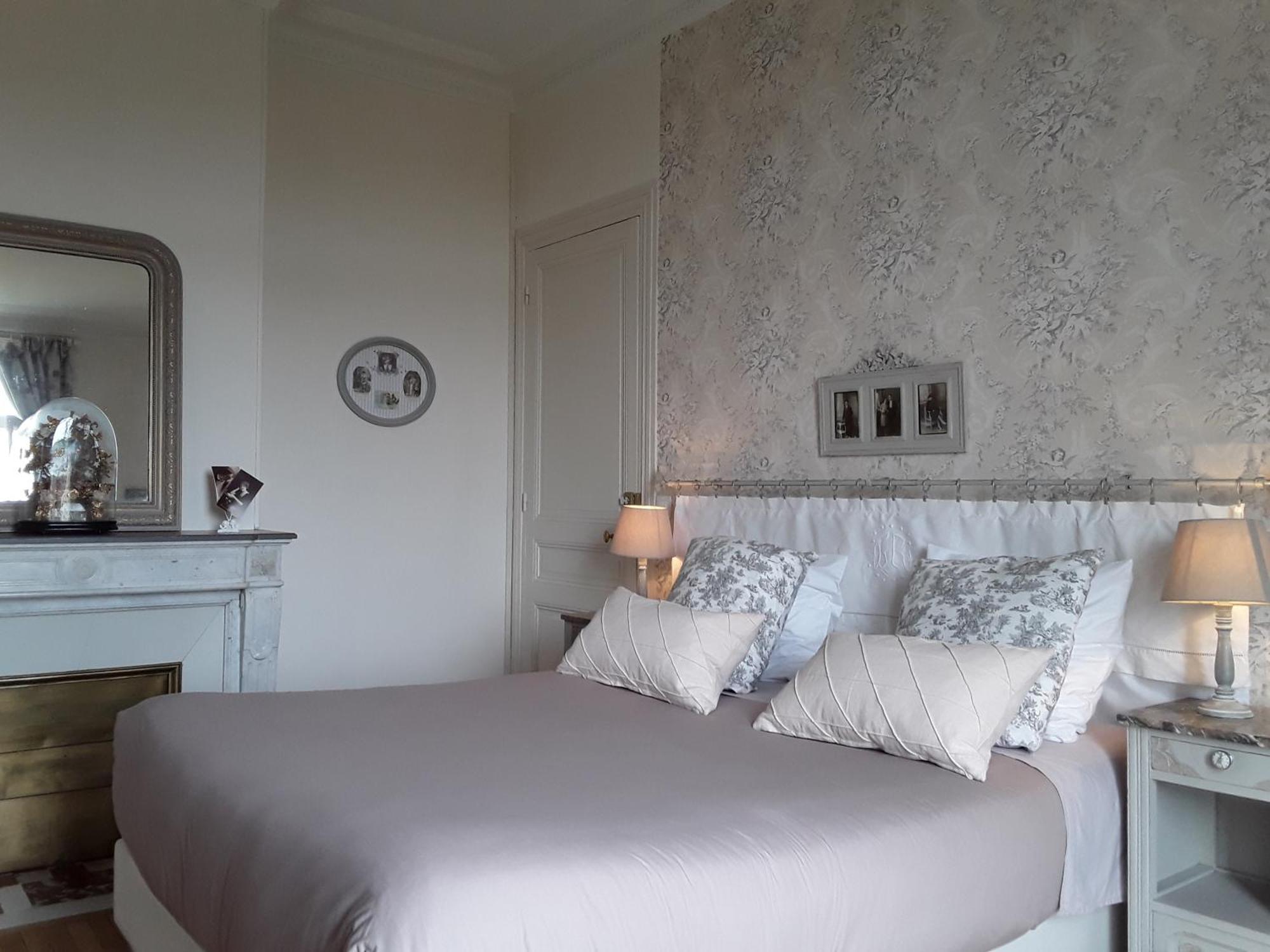 Le Manoir De Crisolles Bed & Breakfast Стая снимка